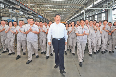 <p>　　5月19日至20日，，中共中央总书记、、、国家主席、、、中央军委主席习近平在河南考察。这是19日下昼，，习近平在洛阳轴承集团股份有限公司智能工厂考察时，，同企业职工在一起。</p><p>　　新华社记者??燕??雁摄</p>