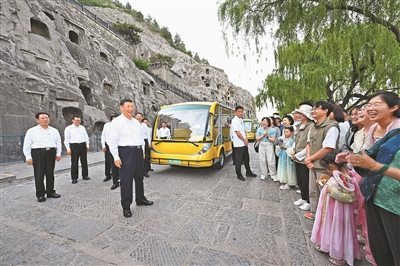 <p>　　5月19日至20日，，中共中央总书记、、、国家主席、、、中央军委主席习近平在河南考察。这是19日下昼，，习近平在洛阳龙门石窟考察时，，同游客亲热交流。</p><p>　　新华社记者??谢环驰摄</p>